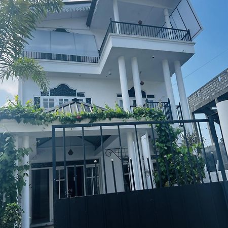 Ramlyn Guesthouse & Restaurant 尼甘布 外观 照片
