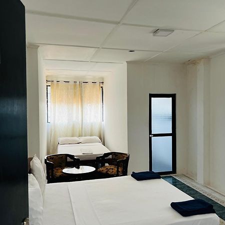 Ramlyn Guesthouse & Restaurant 尼甘布 外观 照片