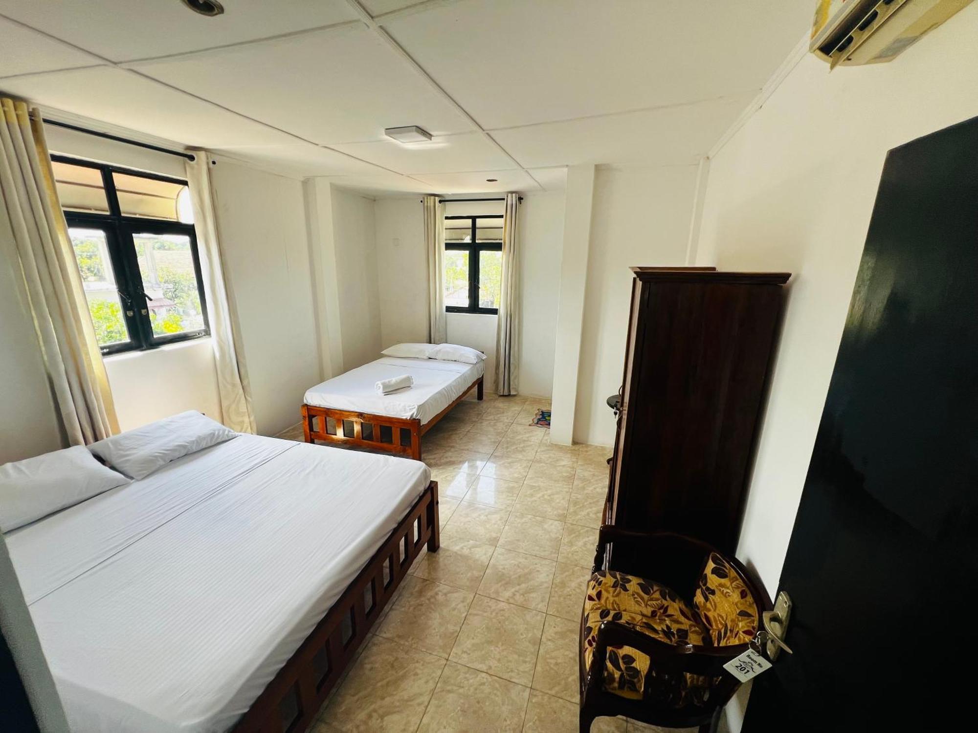 Ramlyn Guesthouse & Restaurant 尼甘布 外观 照片